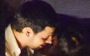 “Bà nội trợ” tình tứ với bồ trẻ tại tiệc từ thiện